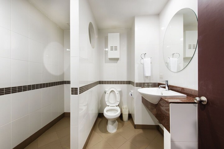Room 10 of 18