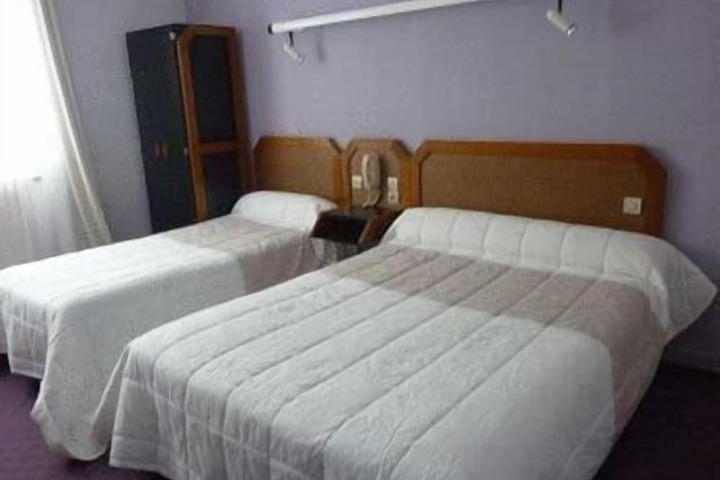 Room 6 of 16