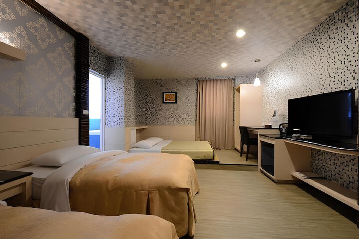 Room 15 of 48