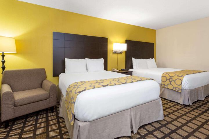 1 King Bed (3 of 6)