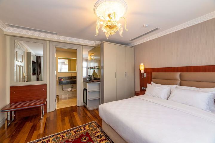 Room 36 of 102