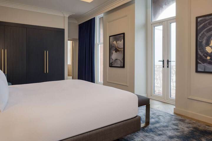 Room 44 of 182