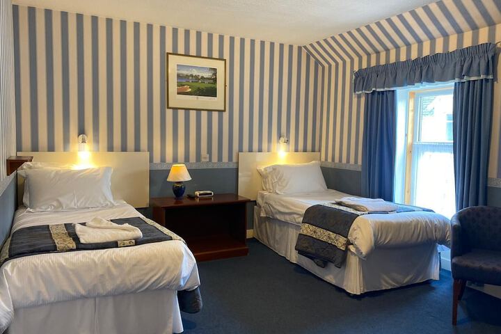 Room 13 of 36