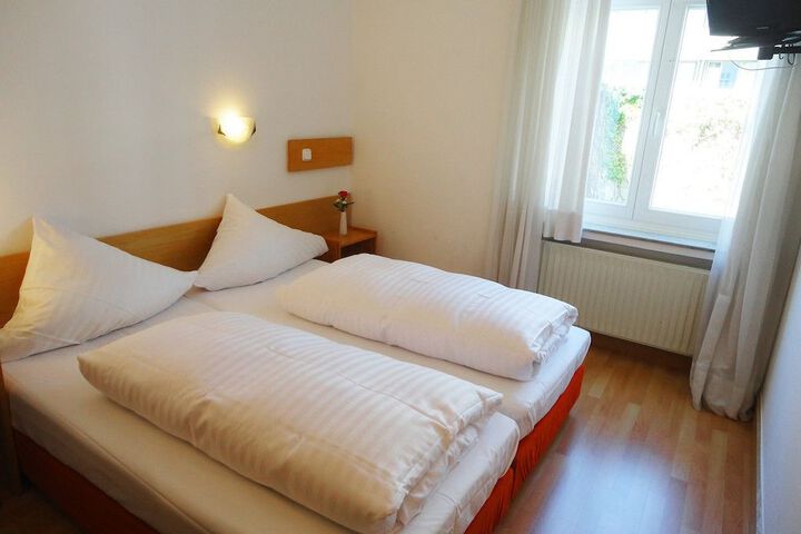 Room 4 of 34