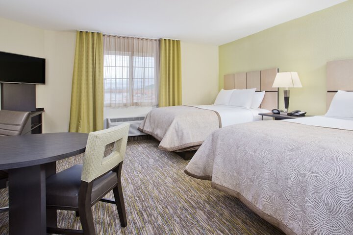Studio Accessible Queen Size Bed (6 of 12)