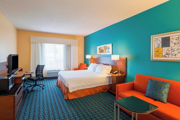 1 King Bed Work Desk Microwave and Refrigerator WiFi Continental Breakfast (9 of 11)