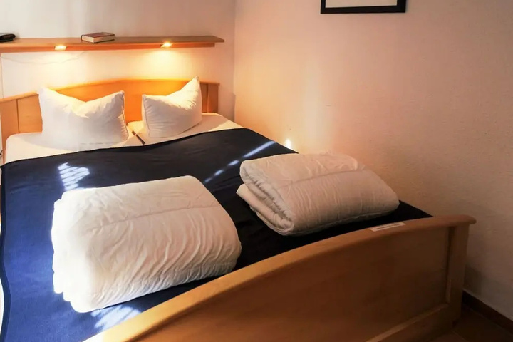 Room 4 of 16