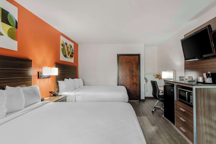 2 Queen Beds Microwave and Refrigerator WiFi Continental Breakfast (2 of 21)