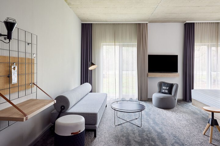 Lounge 21 of 27