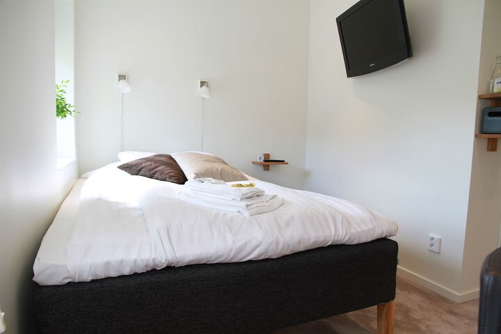 Room 15 of 48