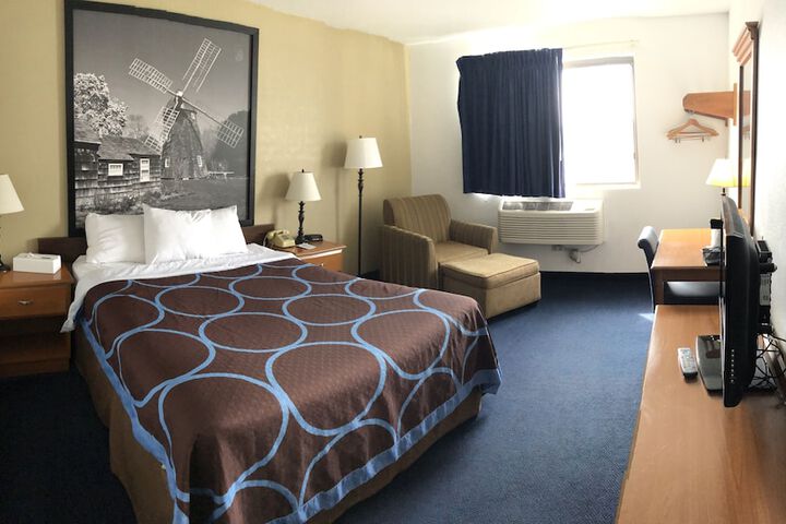 1 Queen Bed (7 of 16)