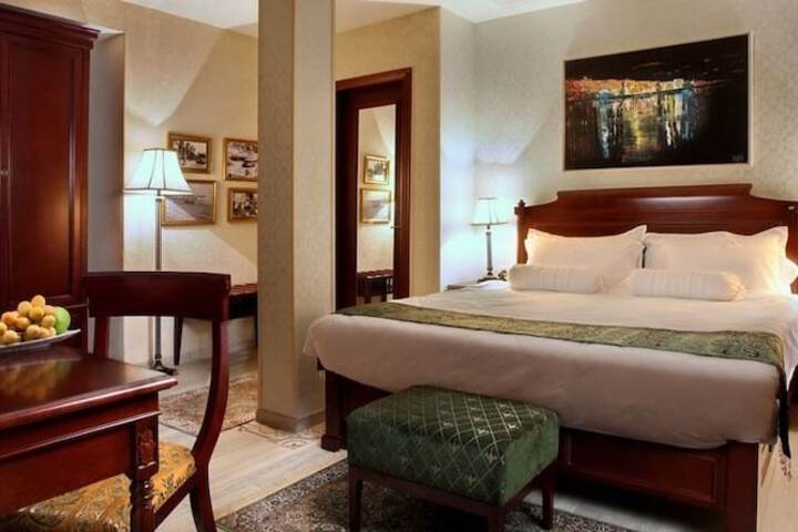 Room 4 of 32