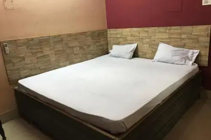 Room 5 of 8