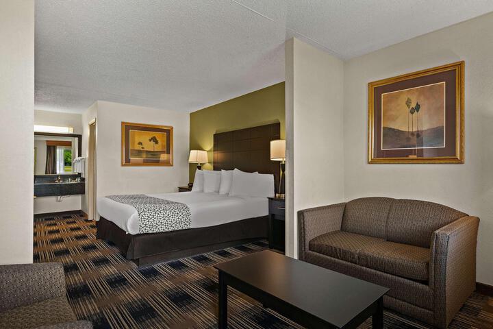 1 King Bed Microwave and Refrigerator WiFi Continental Breakfast (23 of 26)
