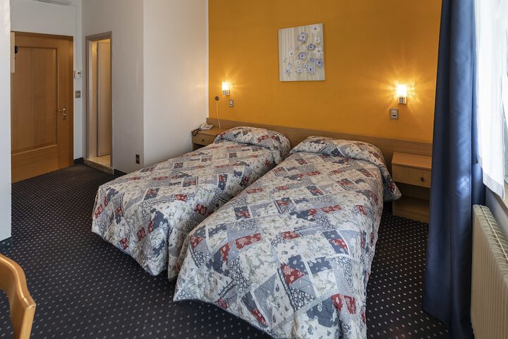 Room 5 of 33