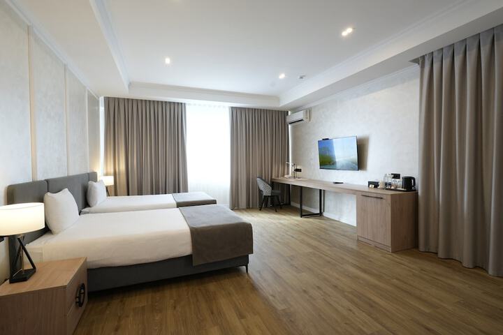 Room 42 of 100