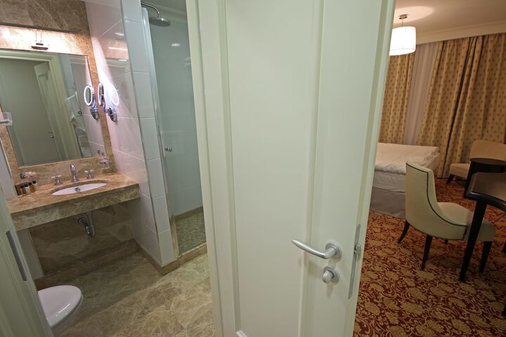 Room 21 of 46