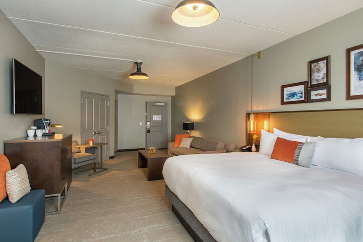 1 King Bed Main Building (18 of 35)