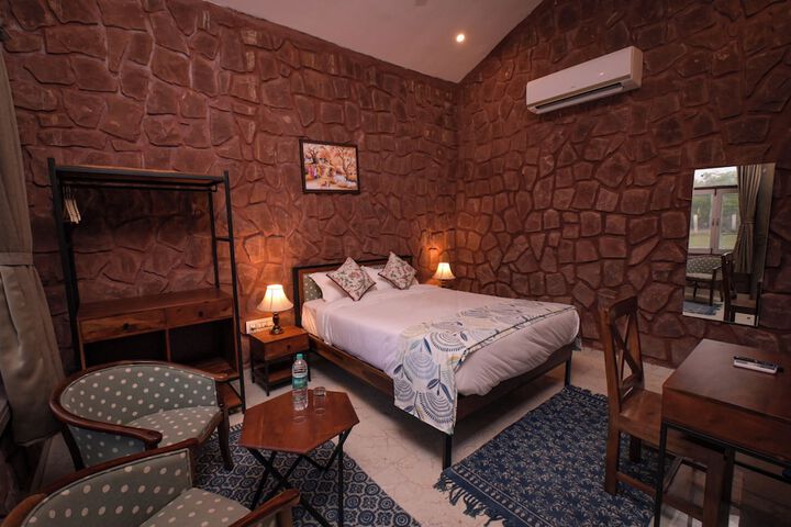 Room 4 of 25