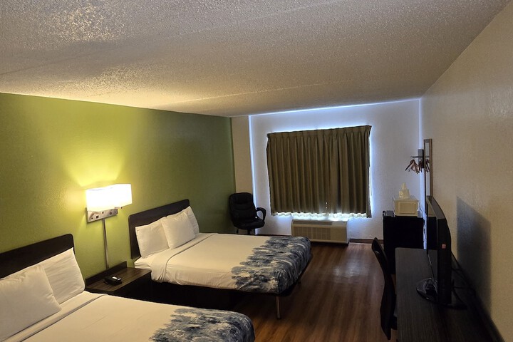 1 King Bed (3 of 8)