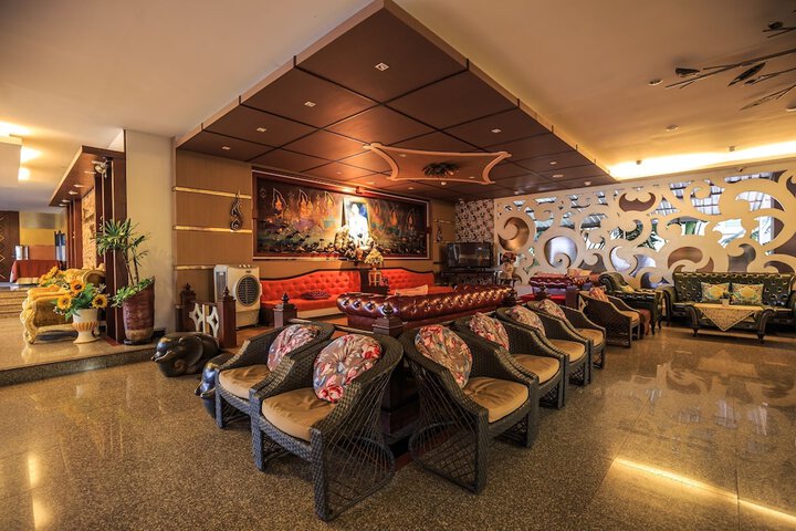 Lounge 31 of 35