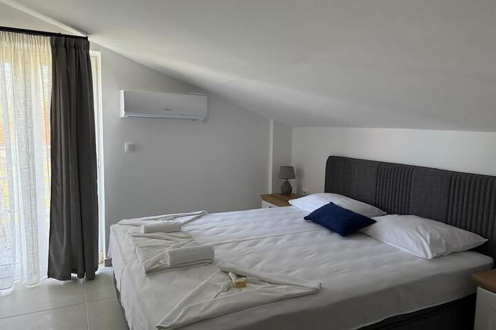 Room 35 of 74