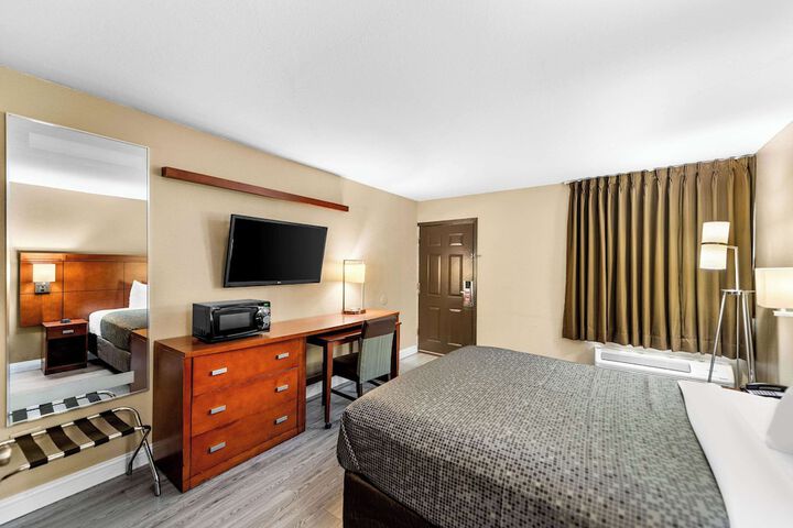 1 King Bed (2 of 10)