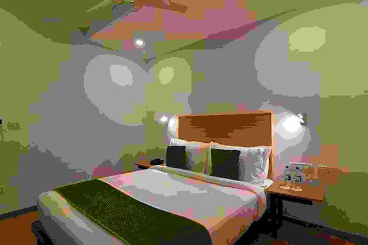 Room 10 of 16