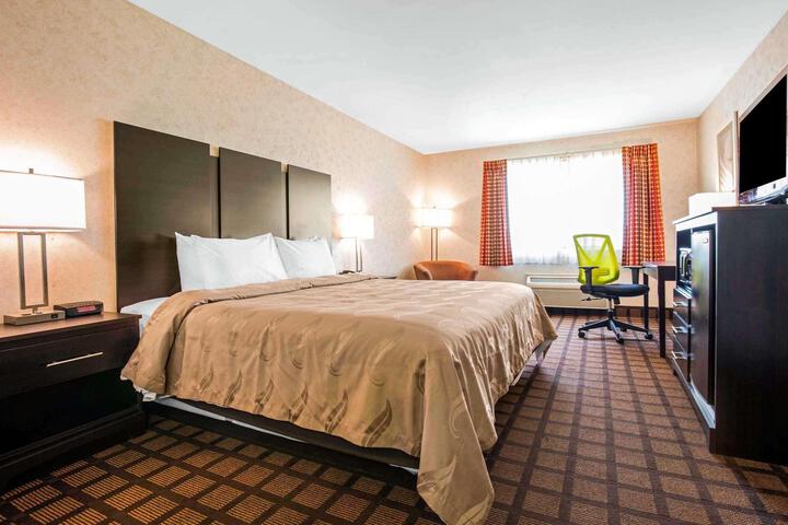 1 King Bed (2 of 17)