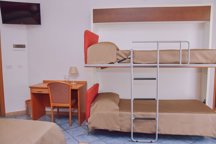 Room 5 of 79