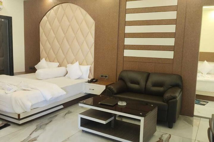 Room 3 of 70