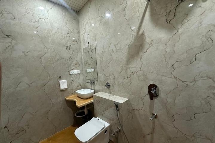 Room 4 of 9