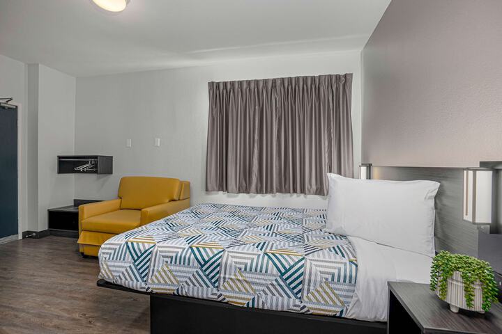 1 Queen Bed (1 of 14)