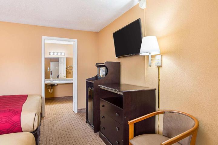 1 Queen Bed Accessible (4 of 8)