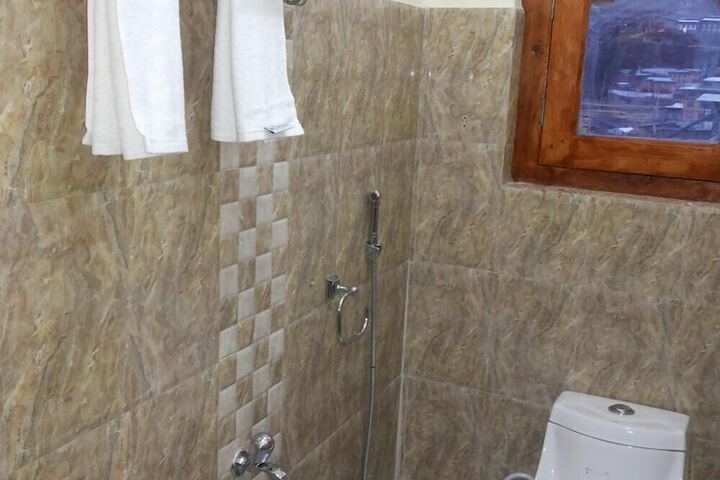 Room 5 of 8
