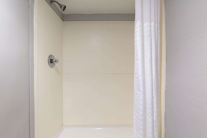 2 Double Beds (14 of 14)