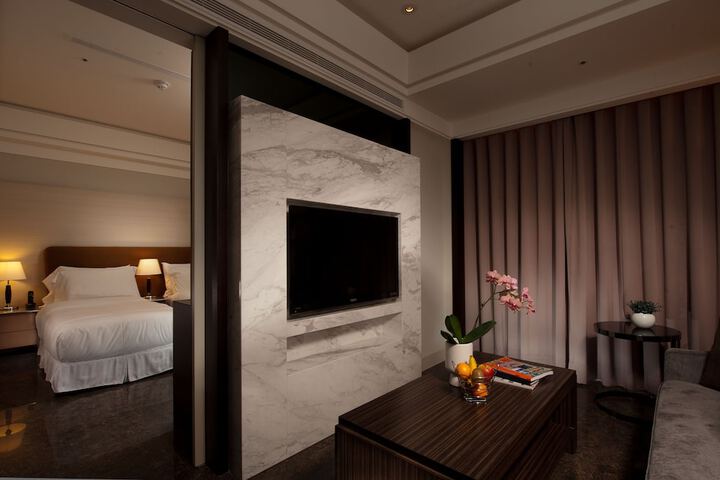 Room 9 of 38