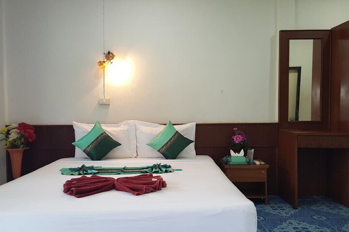 Room 6 of 25
