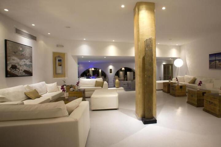 Lounge 44 of 59