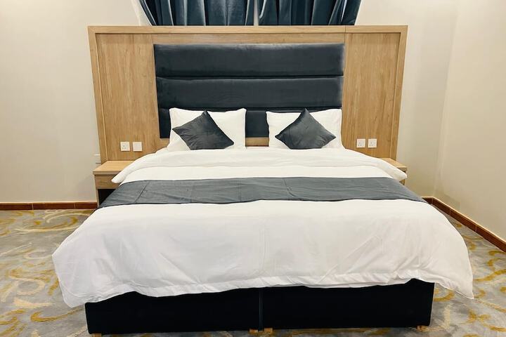 Room 4 of 9