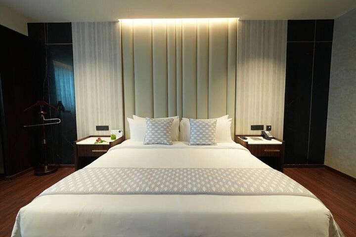 Room 11 of 16