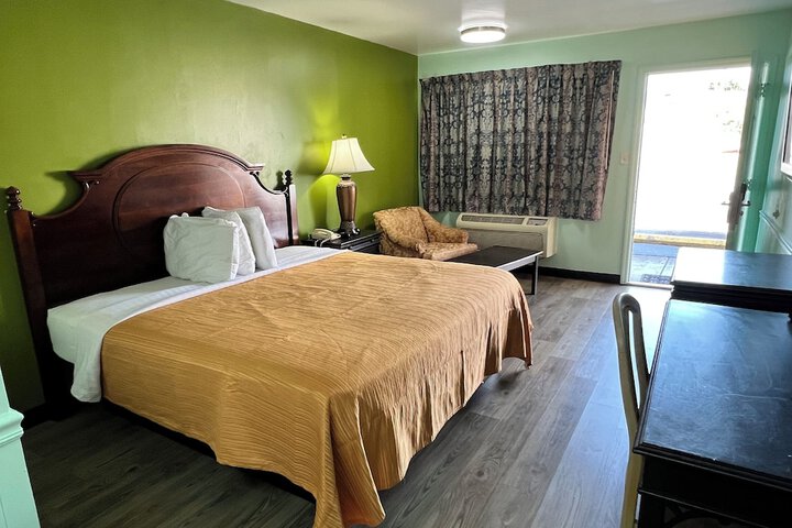 Room 4 of 16
