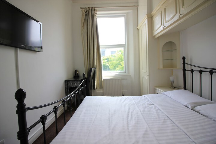 Room 28 of 61