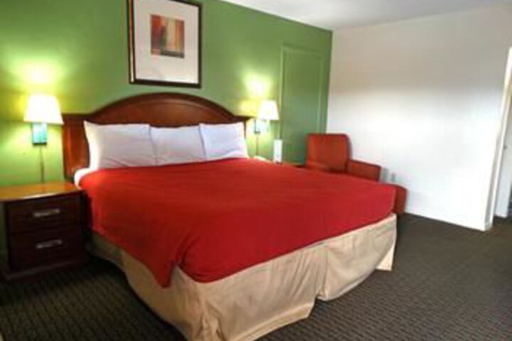 Room 4 of 8