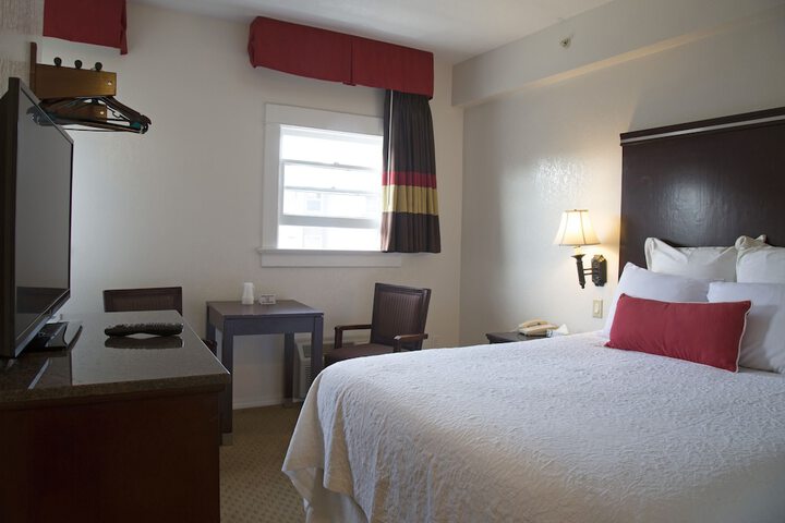 1 Queen Bed (10 of 17)