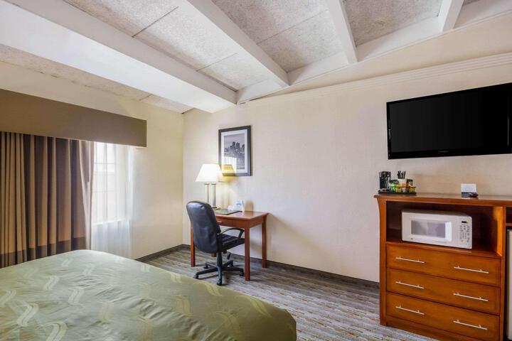 1 King Bed (2 of 8)