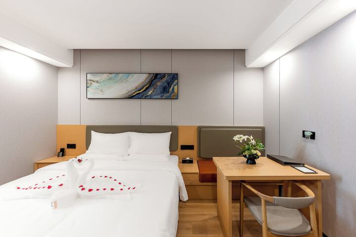 Room 10 of 32