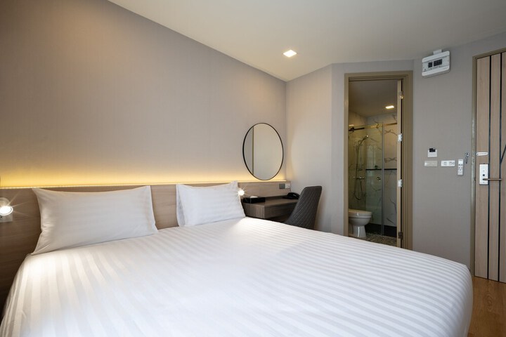 Room 16 of 40