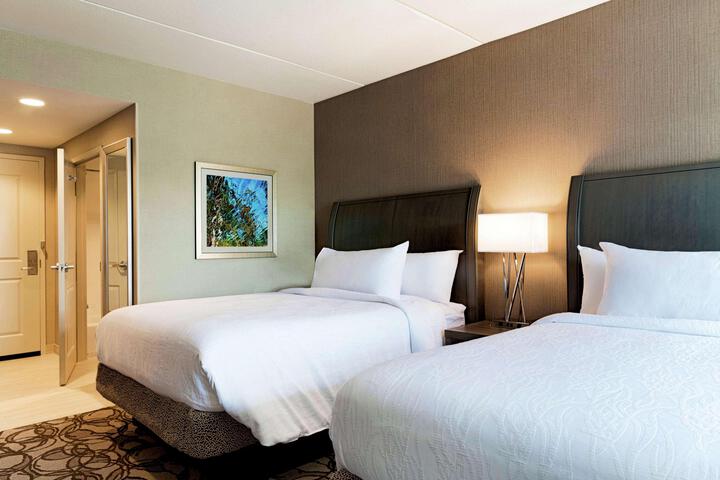 2 Queen Beds (5 of 7)