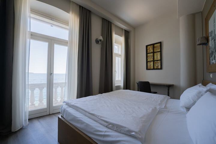 Room 40 of 132